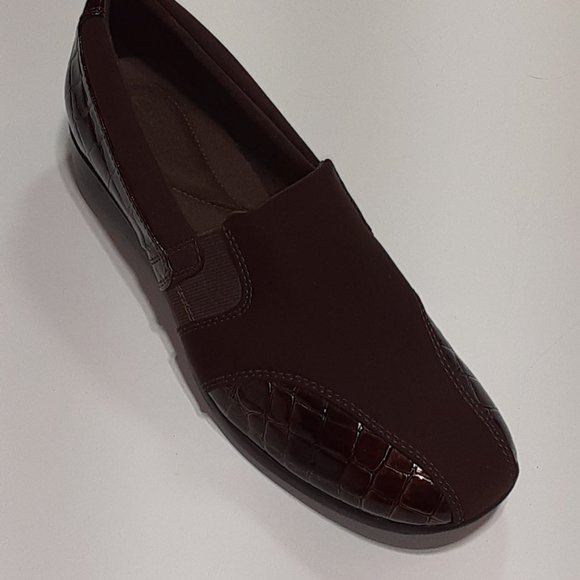 Clarks Collection, brown, slip-on shoe with crocodile embossed accents, size 9.5 - Picture 8 of 8